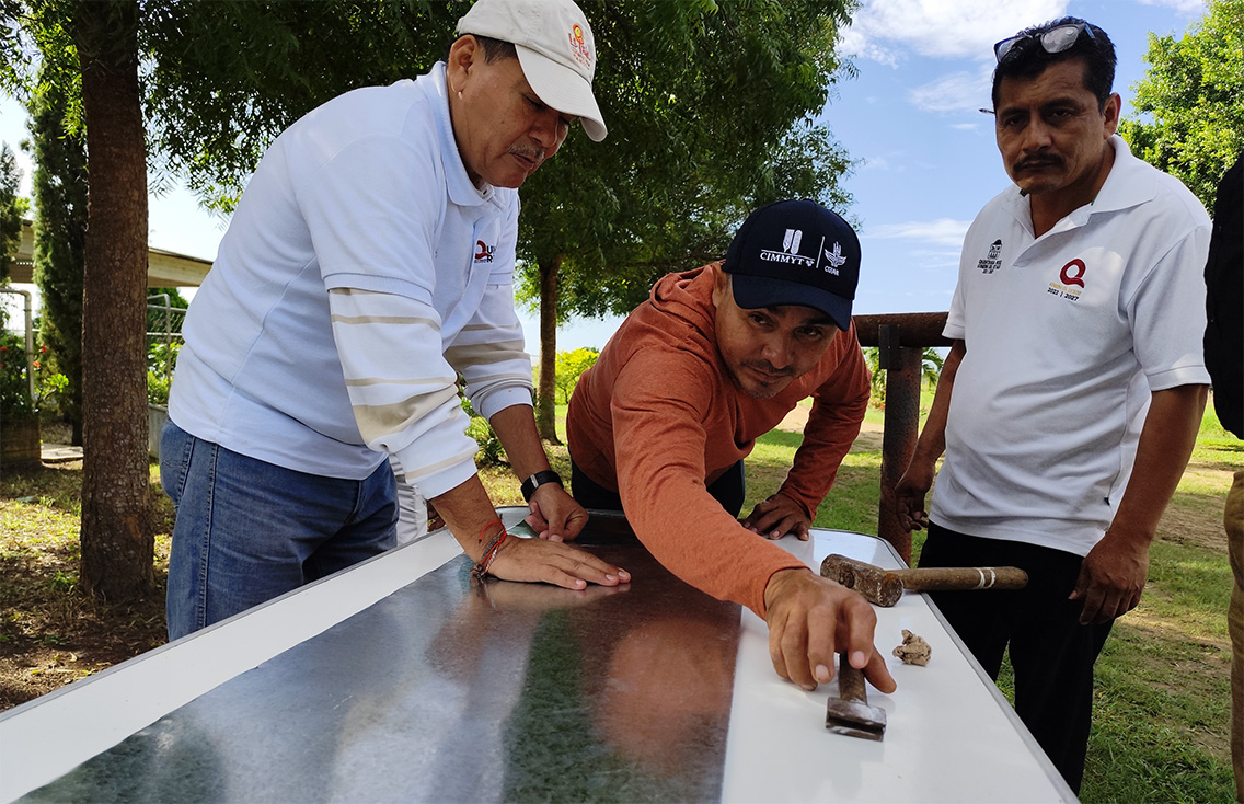 Hilario Bolio durante el taller de fabricación de silos. (Foto: Jesús López)